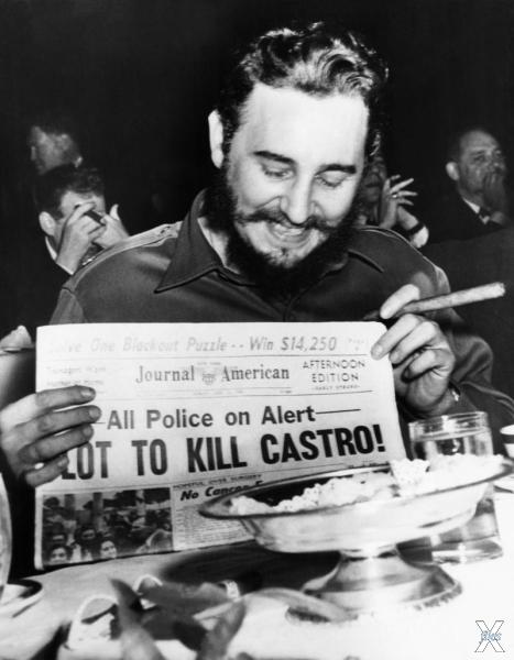 Кастро держит газету с заголовком о п...