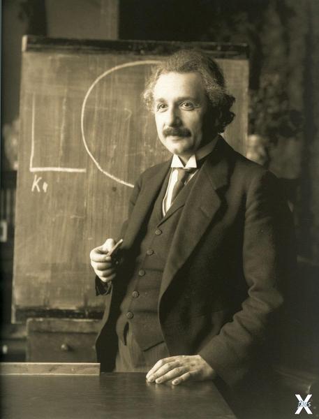 Альберт Эйнштейн во время чтения лекц...