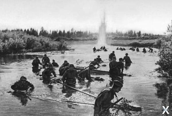 Бойцы красной армии форсируют реку