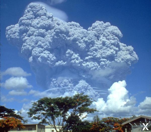 Облако пепла над вулканом Пинатубо че...
