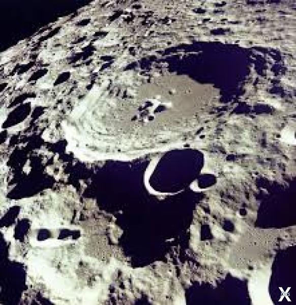 Лунный кратер Дедал диаметром 93 и гл...