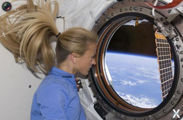 Астронавт NASA Карен Нюберг в модуле ...