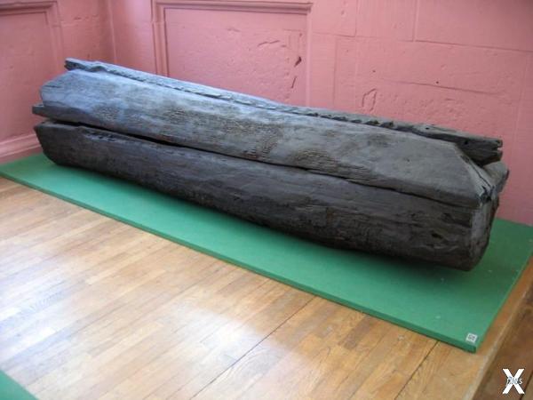 Средневековый деревянный гроб-колода