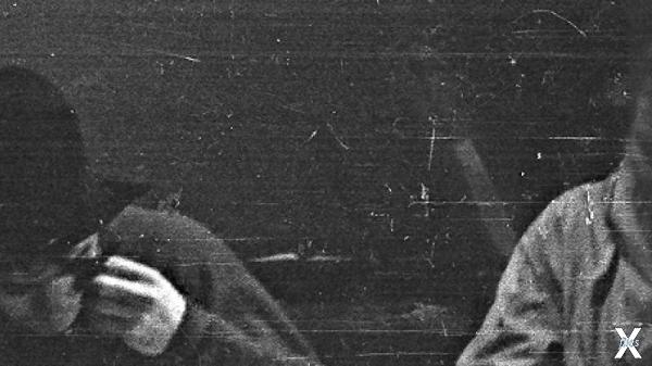 В углу виден большой нож-мачете