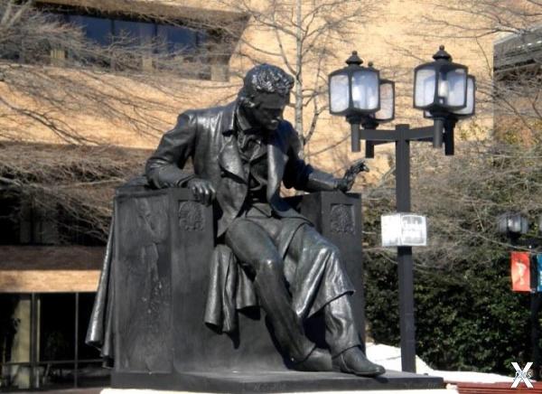 Памятник Эдгару По возле университета...