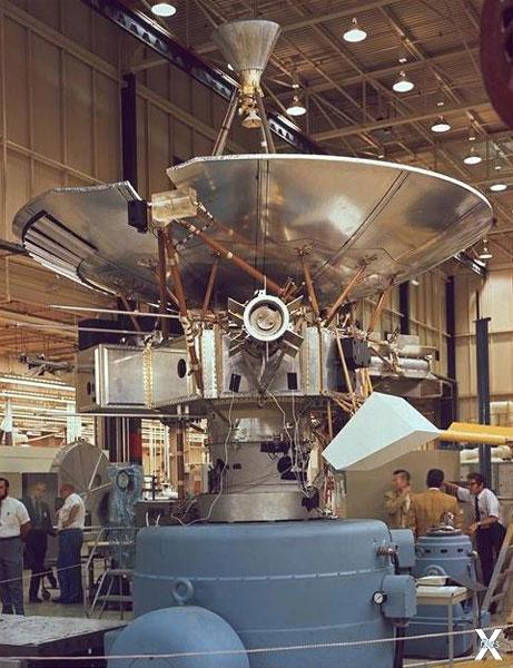 Зонд «Пионер-10» в процессе сборки