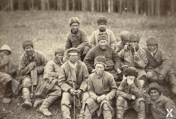 Группа каторжников в Сибири. 1885-188...