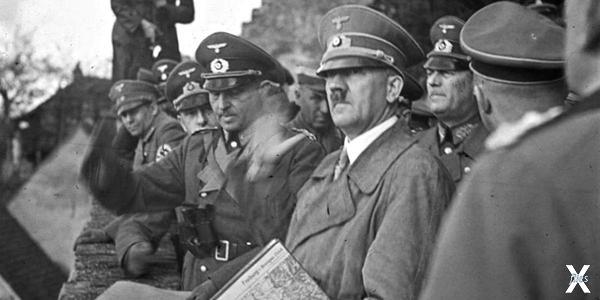Гитлер с генералами инспектирует укре...