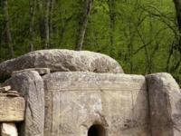 Тайна земных саркофагов: кого хоронили в гигантских гробницах?