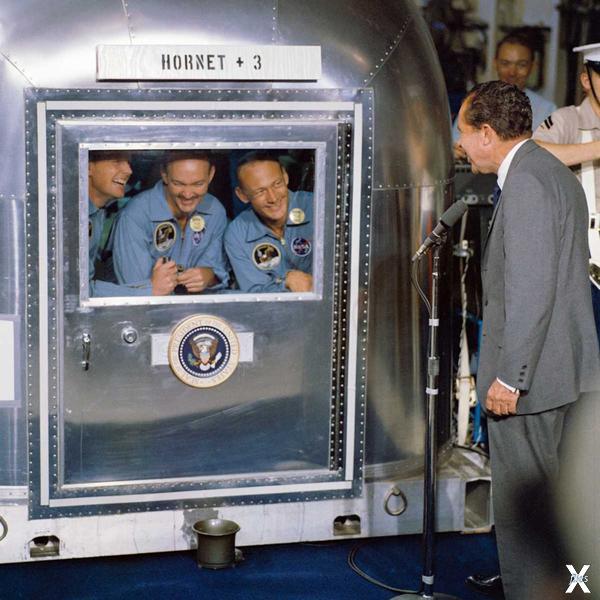 Президент Никсон приветствует экипаж ...