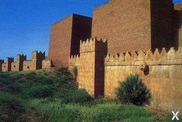 Фрагмент крепостной стены в Ниневии, ...
