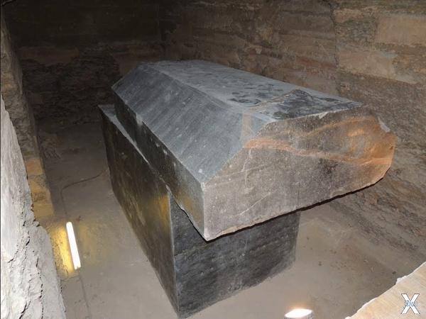Саркофаг из некрополя близ Каира