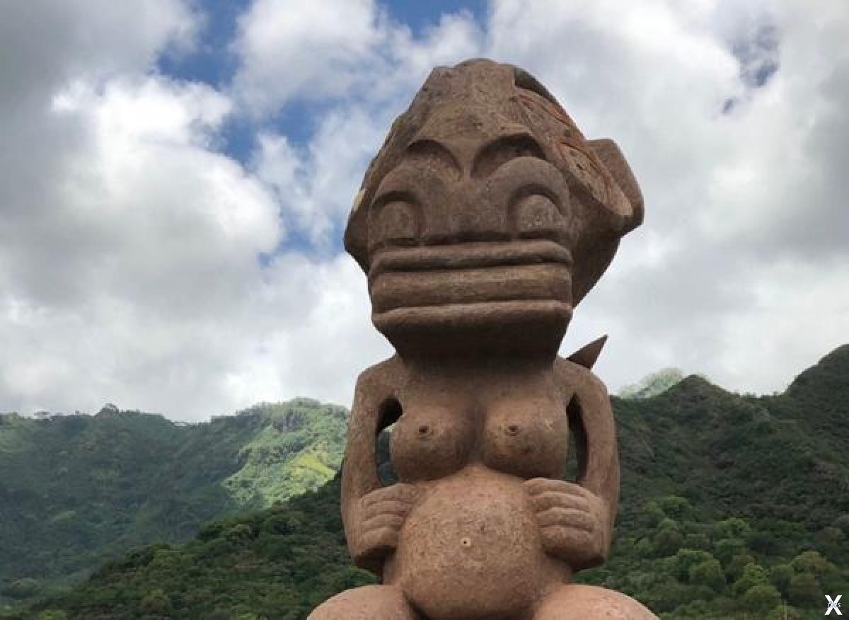 Каменные статуи в Восточной Полинезии
