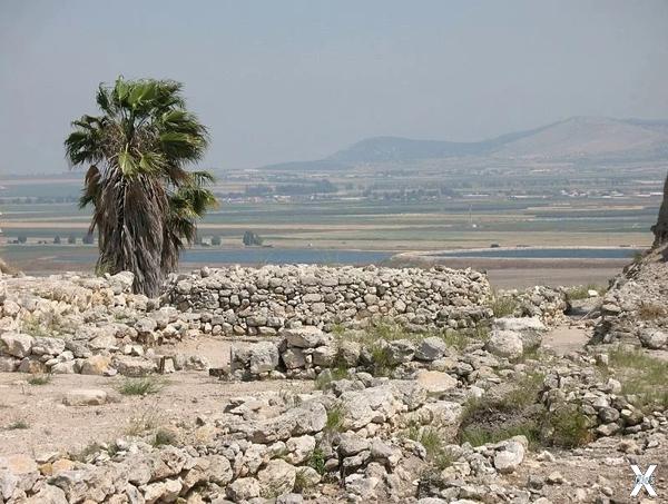 Руины Армаггедона с видом на долину