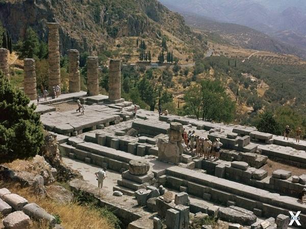 Развалины храма бога Аполлона в Дельфах