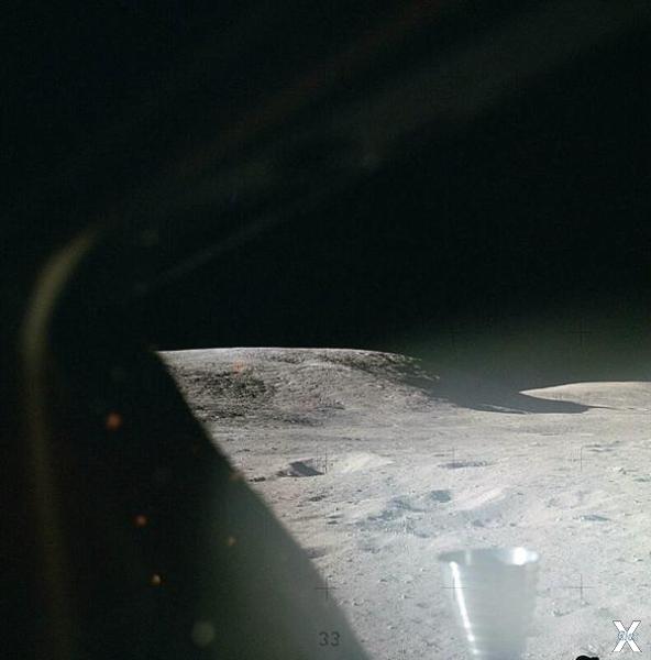 Вид на поверхность Луны из иллюминато...