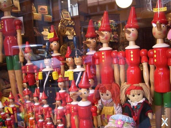Куклы Буратино в витрине магазина кук...