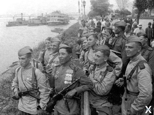 Советские солдаты на берегу реки Сунг...
