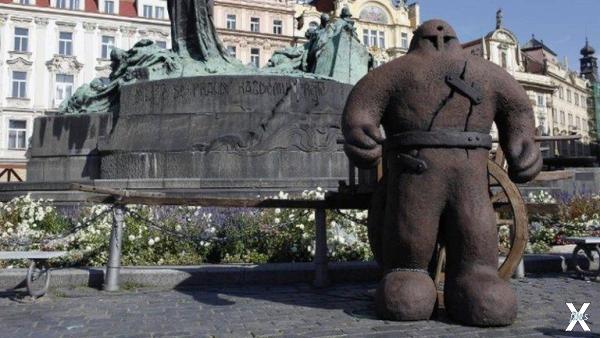Передвижная скульптура Голема в Праге