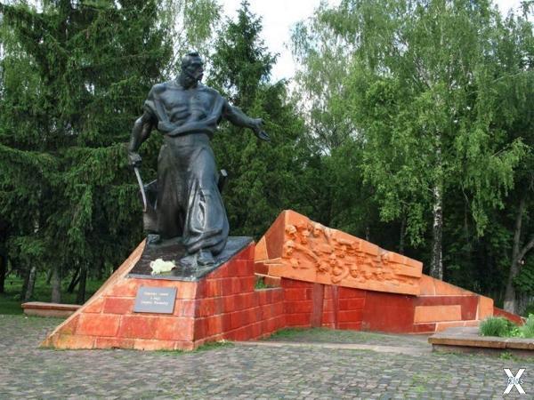 Памятник Северину Наливайко, г. Гусят...