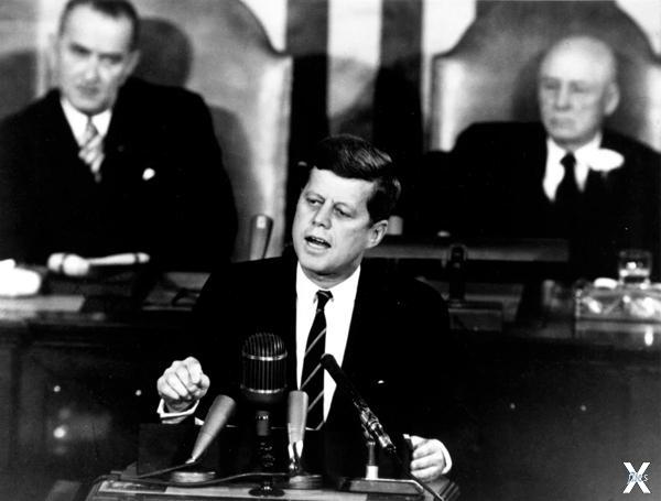 Президент Кеннеди произносит свою реч...