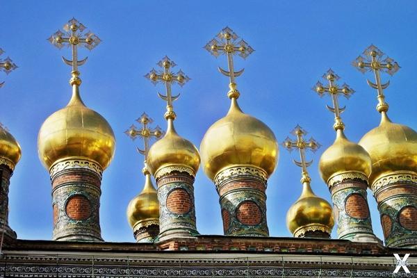 Купола Верхоспасского собора Московск...