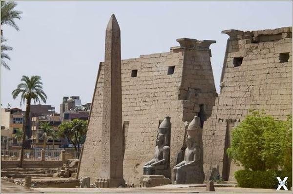Обелиск у храма в Луксоре