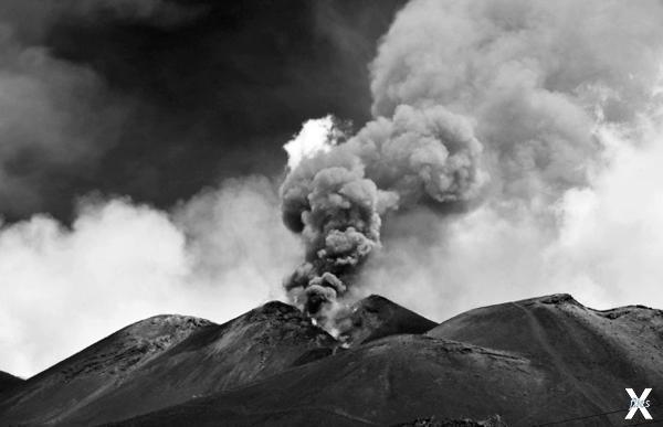 Действующий вулкан Этна на побережье ...