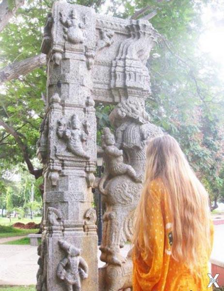 Древняя колонна из индийского города ...