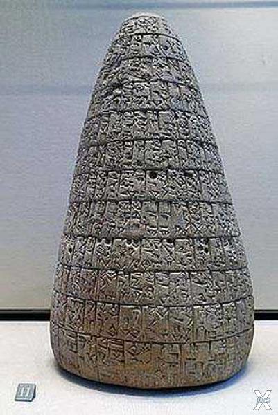 Один из глиняных конусов с текстами р...