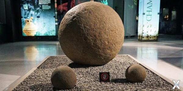 Каменные сферы выставлены в Museo del...