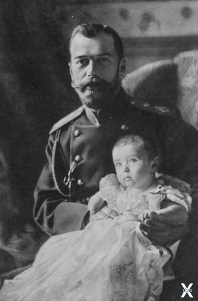Николай II с новорожденным сыном, 190...
