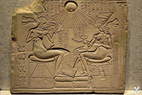 Эхнатон, Нефертити и их дочери