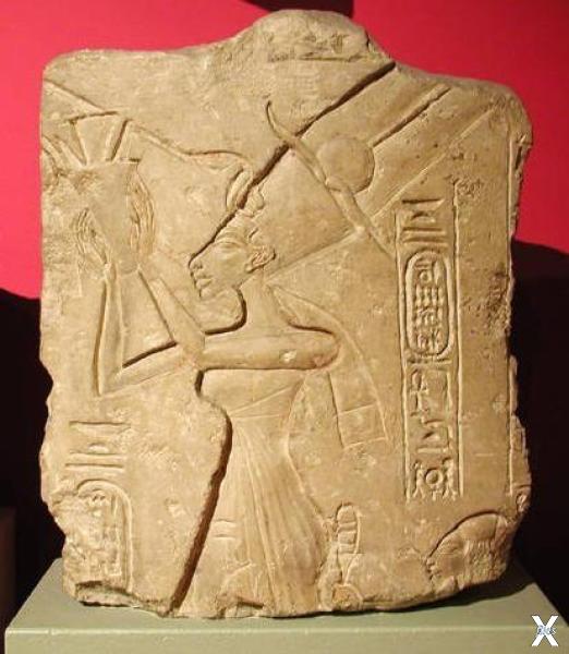 Нефертити, приносящая жертву Атону