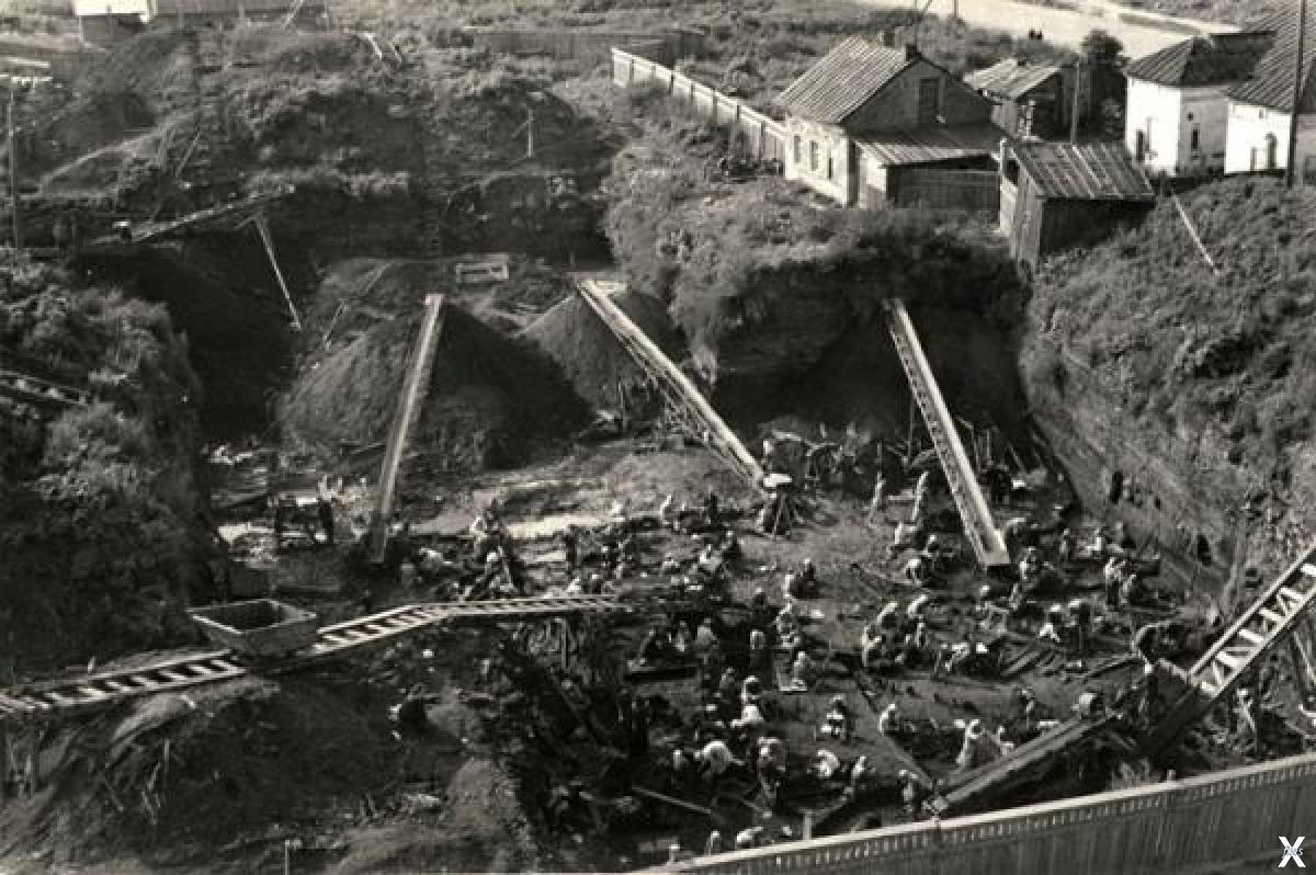 Новгород археологические раскопки. Новгород Неревский раскоп 1951. Неревский раскоп Великий Новгород. Раскопки Великий Новгород. Археологические раскопки Великий Новгород.