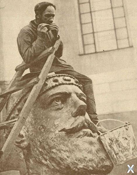 Голова памятника Александру III, снес...