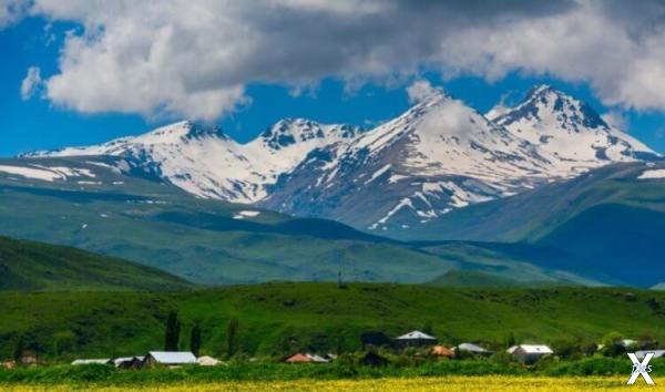 У подножия Гора Арагац в Армении обна...