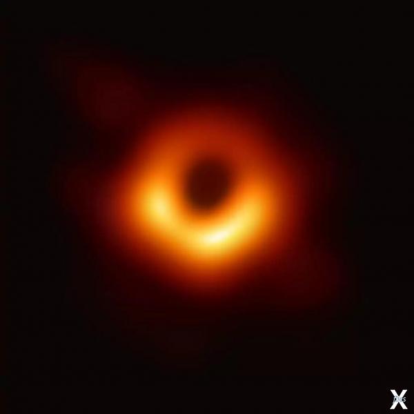 Исторический снимок: тень чёрной дыры...