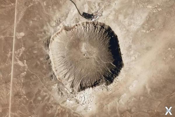 Аризонский кратер, имеющий 1200 метро...