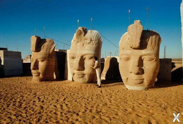 Головы колоссальных статуй Рамсеса II...