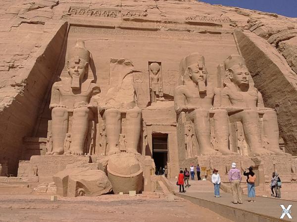 Туристы у храма Рамзеса в Абу-СИмбеле
