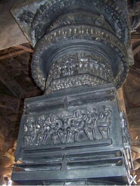 Резная базальтовая колонна храма Рамаппа