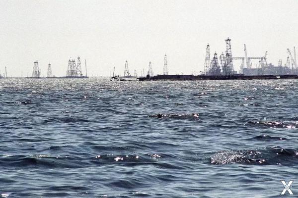 Нефтяные Камни возле Баку (фото: Brun...