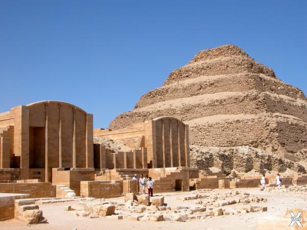 Ступенчатая пирамида в Саккаре - древ...
