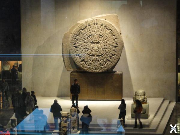 Календарный камень ацтеков на базальт...