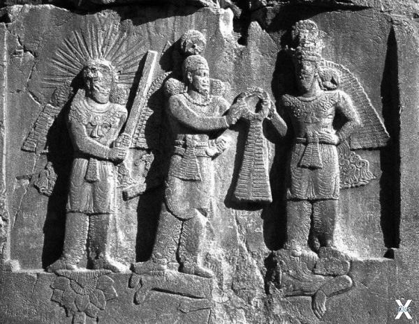 Митра (слева), царь Шапур 2 (в центре...