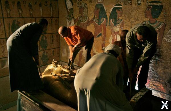 Саркофаг Тутанхамона помещают обратно...