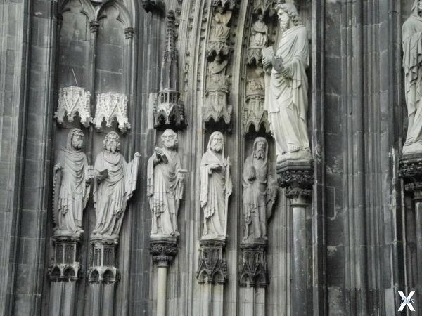 Скульптуры на соборе Европы