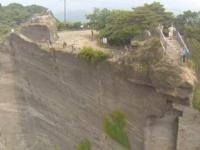 Следы горнопроходческой техники на стенах древнего высокогорного карьера в Японии