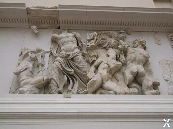 «Битва Зевса с Порфирионом»: Зевс вед...